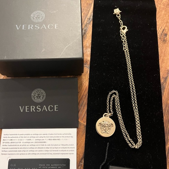Versace medusa gold coin pendant necklace excellent condition - Picture 5 of 13